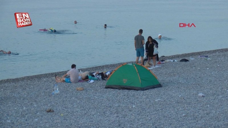 Antalya'da sıcaktan bunalanlar geceyi sahillerde geçirdi