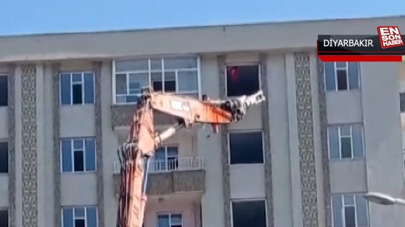 Diyarbakır'da hasarlı bina yıkılırken Türk bayrağı fark edildi: Çalışmalar durduruldu