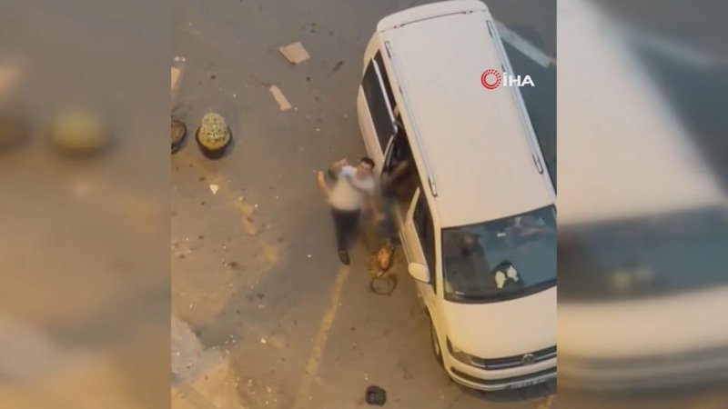 Esenyurt'ta öldüresiye dövdüğü kadını kanlar içinde araca bindirdi