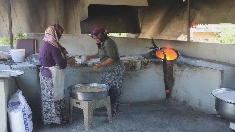 Hatay'da depremzede kadınların Afrika sıcağında, tandır başında zorlu mesaisi