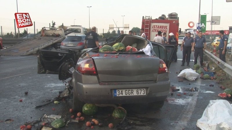 Küçükçekmece'de otomobil, meyve yüklü kamyonete arkadan çarptı