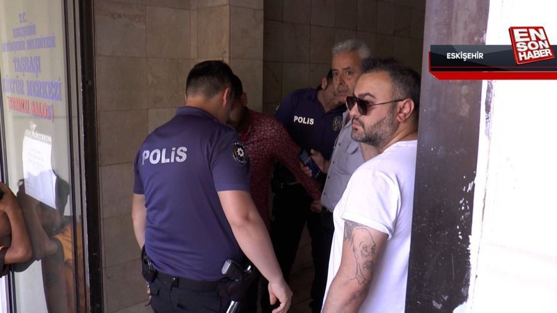 Eskişehir’de arkadaşını bıçaklayıp kaçarken çevredekiler tarafından yakalandı