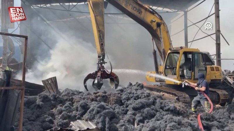 Kocaeli'de geri dönüşüm fabrikasında çıkan yangına müdahale ediliyor