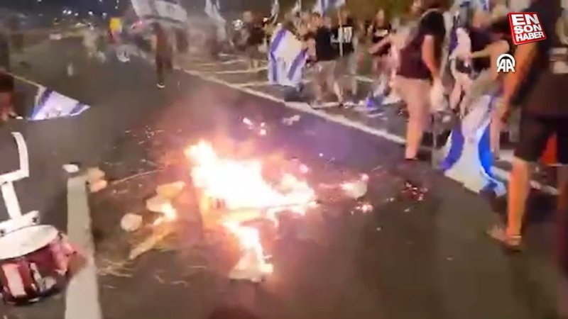 Reform karşıtı İsrailli protestoculara araçla saldırı