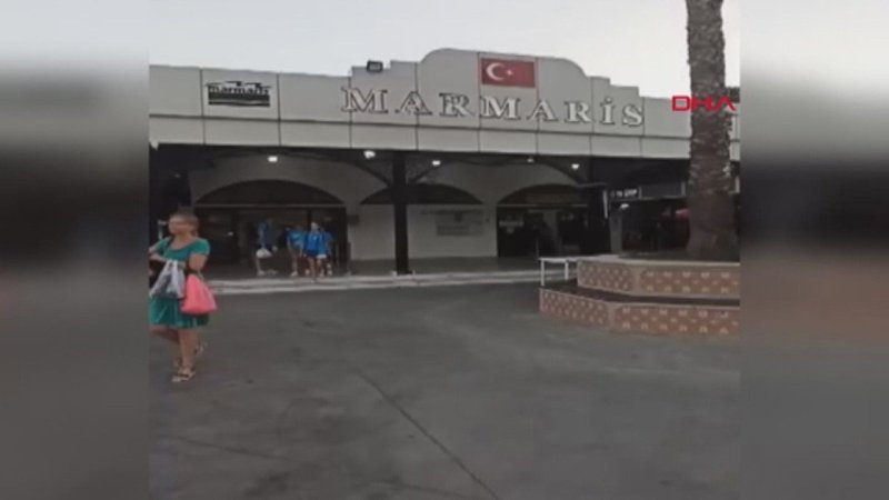Rodos Adası'ndan tahliye edilen turistler Marmaris'e getiriliyor
