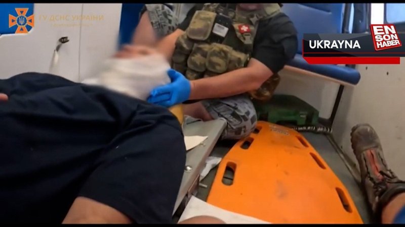 Ukrayna'da bombardımanda yaralanan kurtarma görevlisi hastaneye böyle götürüldü