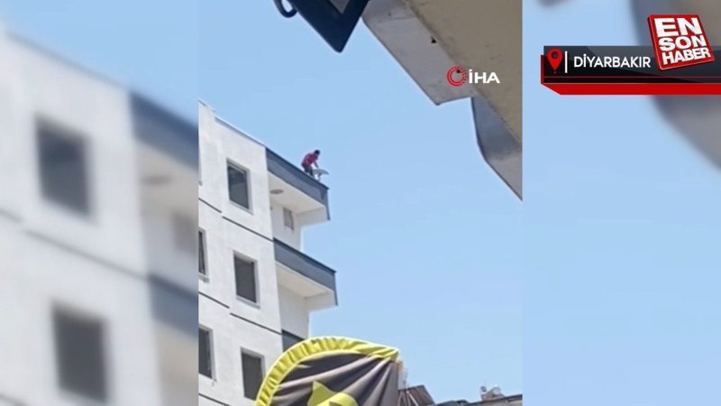 Diyarbakır'da ağır hasarlı binaya çıkan vatandaş çanak için canını hiçe saydı