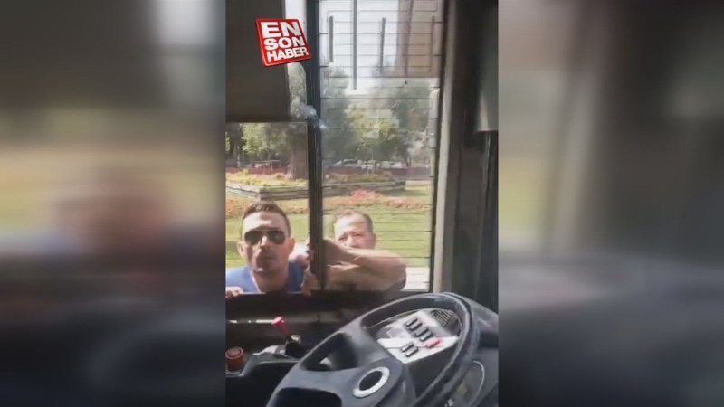 Trafikte önünü kestiği İETT otobüsünün şoförüne saldırıp aracın camını kırdı