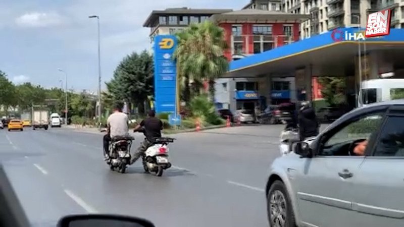 Beyoğlu'nda arıza yapan motosikleti ayağıyla itti