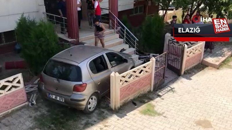 Elazığ’da otomobil apartman bahçesine uçtu