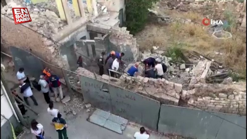 Kilis'te depremde hasar alan metruk bina çöktü