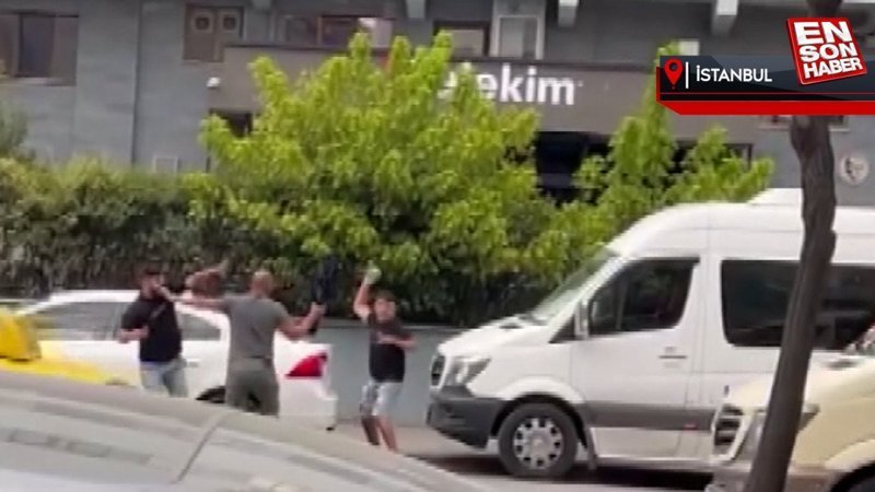 Avcılar'da trafikte yol ortasında tekmeli taşlı kavga