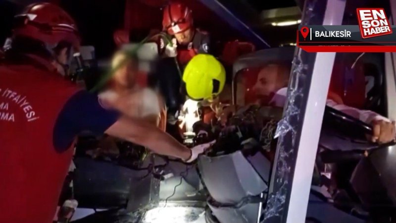 Balıkesir'de otobüs, beton mikserine çarptı