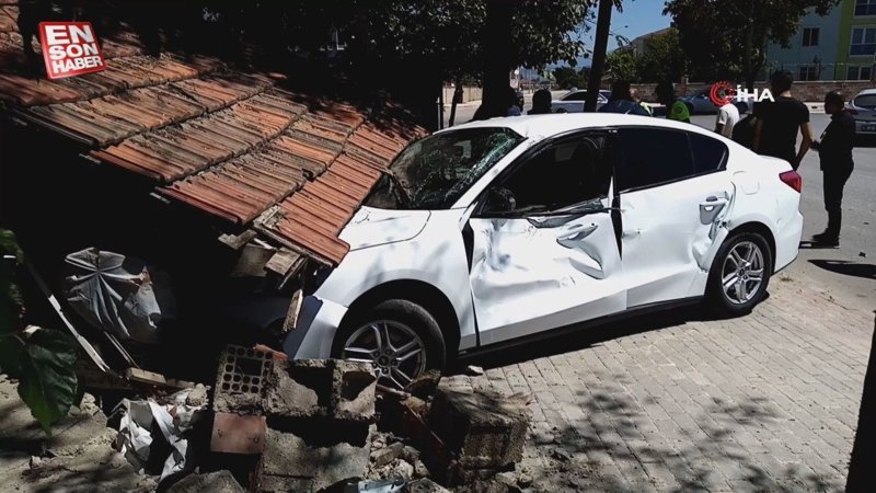Bursa'da kamyonla çarpışan otomobil bahçeye girdi