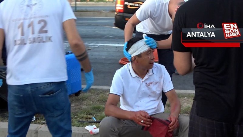 Antalya'da tur minibüsü tıra arkadan çarptı