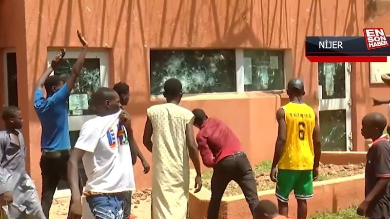 Nijer'de darbe sonrası halk Fransa Büyükelçiliği'ni bastı