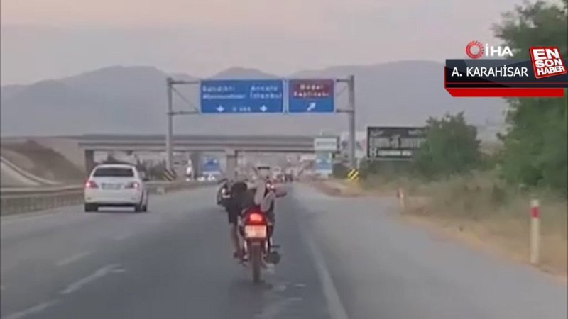 Afyonkarahisar'da motosikletli gençlerin ölümü hiçe saydığı anlar