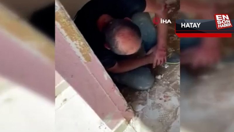 Hatay'da depremzede hasarlı evine giren hırsızları dövüp polise teslim etti