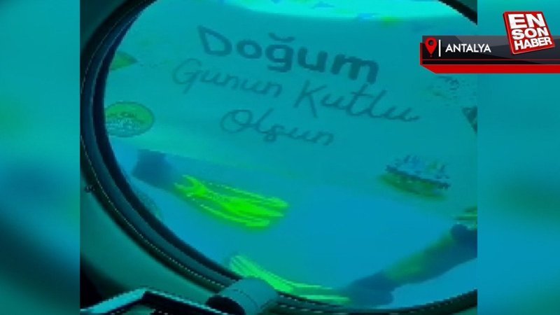 Antalya'ya tatile gelen gurbetçiye deniz altında 50'nci doğum günü sürprizi