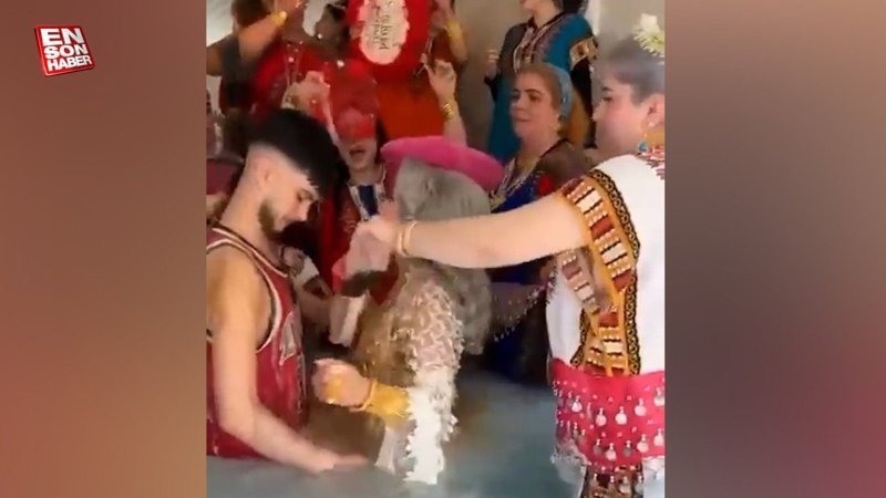 Gelin ve damadı havuzda yıkadılar