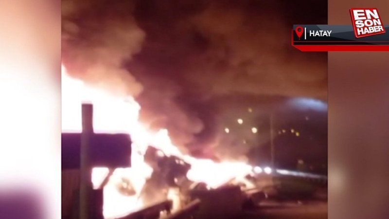 Hatay'da bariyere çarpan kamyonet yandı