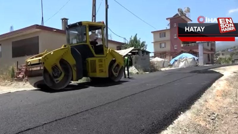 Hatay’da, kavurucu sıcakta depremin yıktığı yollar asfaltlanıyor