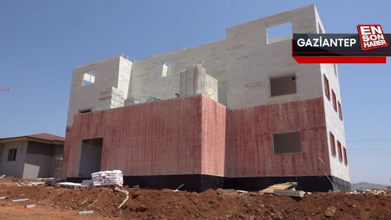 Nurdağı'nda fiber kompozit bloklarla yapılan köy evi ve deprem konutunda sona gelindi