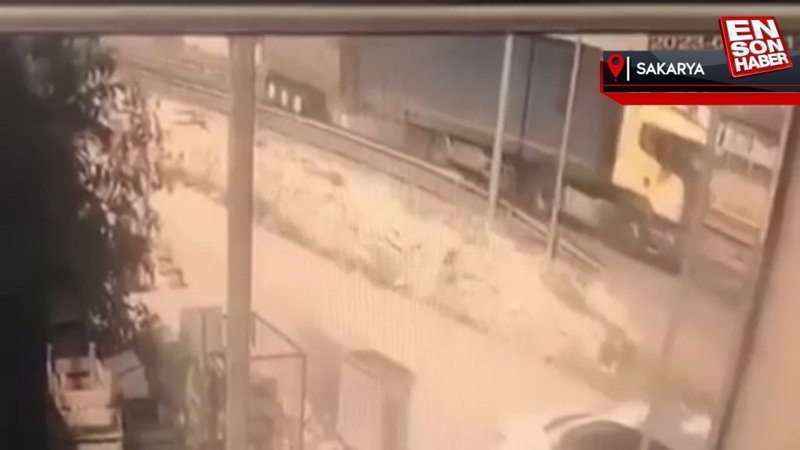 Sakarya'da ışıkta duran tıra arkadan çarptı