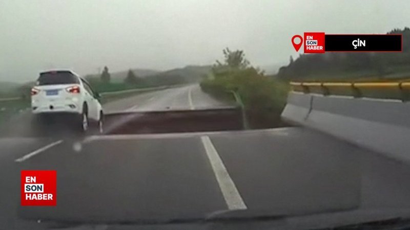 Çin'de çöken köprüyü fark etmeyen sürücünün kaza anı