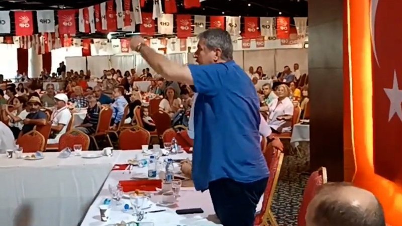 CHP İzmir ilçe kongresinde eski başkanlar kavga etti: İzmir'in anasını sen belledin