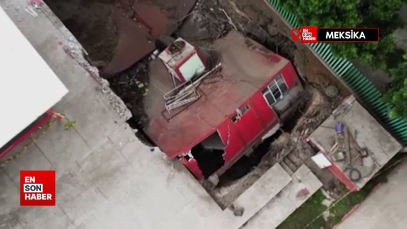 Meksika’da bir bina yolda oluşan dev çukurun içine devrildi