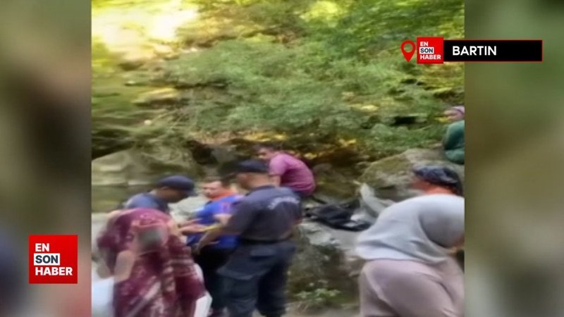 Bartın'da kayalıklardan şelale göletine atlayan kişi 10 metre derinlikteki çamura saplandı