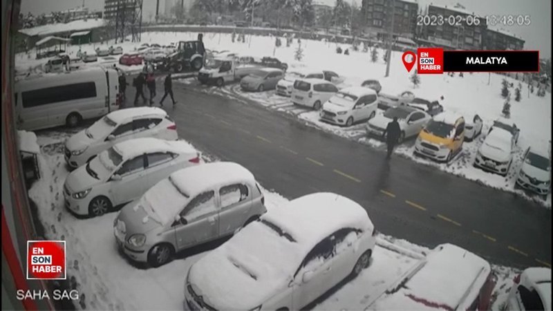 Malatya'da depremde binaların yıkılma anı