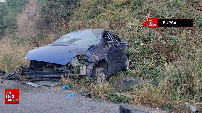 Bursa'da feci kaza: Emniyet kemeri takmayan gençler yola savruldu