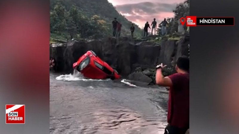 Hindistan'da otomobilin suya düşme anı