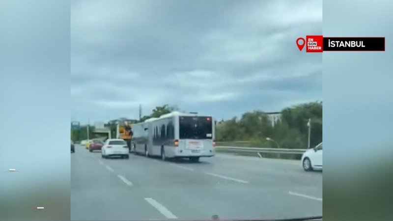 Arızalı metrobüs, çekiciyle kaldırıldı