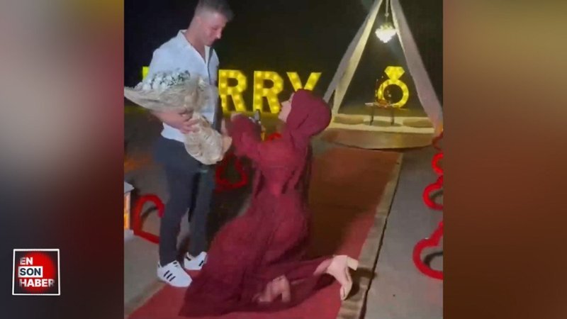 Genç kadının diz çöküp evlenme teklifi ettiği anlar