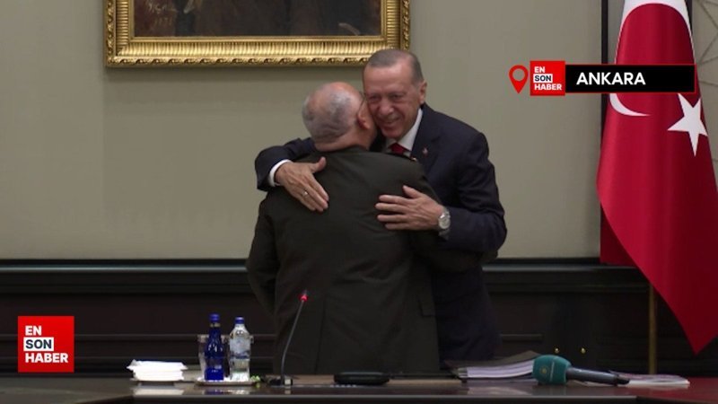 Cumhurbaşkanı Erdoğan Avsever Paşa’yı sarılarak teselli etti