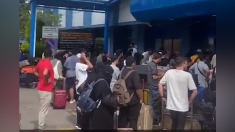 Trabzon Havalimanı'nda turist yoğunluğu kameraya yansıdı