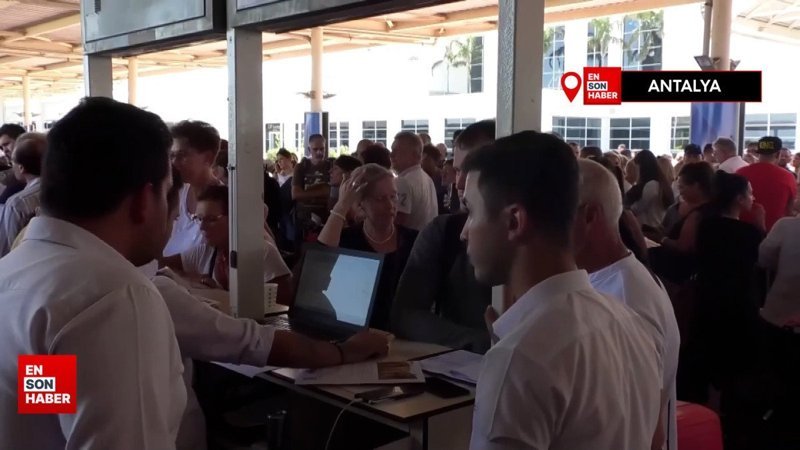 Antalya'ya turist akını: 8 ayda hava yoluyla 9 milyon turist geldi
