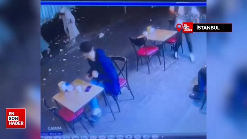 Beyoğlu'nda binadan kopan betonlardan kıl payı kurtuldular