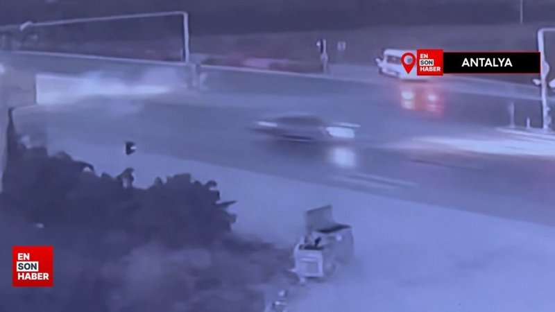 Antalya'da ters yöne giren otomobil, başka bir araca çarptı