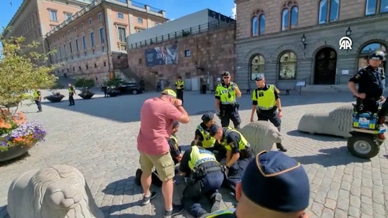 İsveç'te Kur'an'ı yakmayı durdurun protestosuna polis müdahalesi