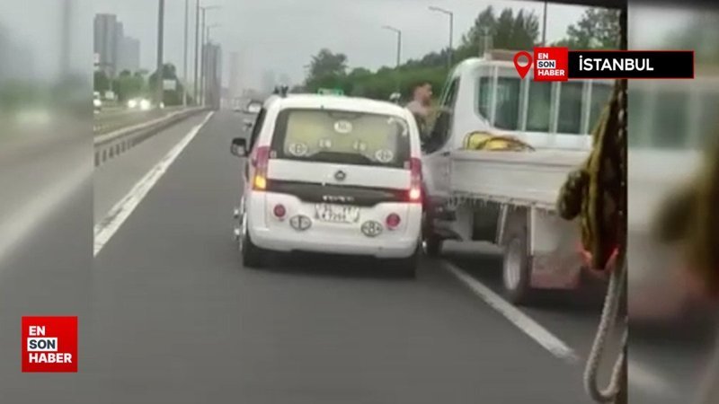 İstanbul'da magandaların yumruklu yol kavgası kamerada