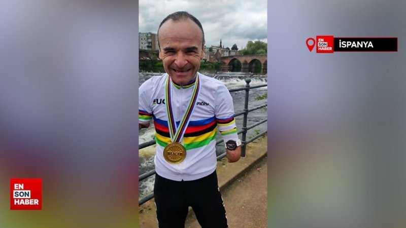 Ampute Dünya Şampiyonu kendisine hediye edilen saatle poz verdi