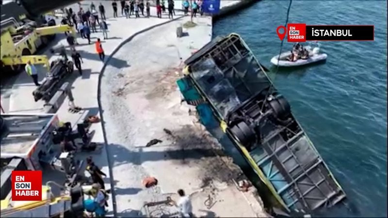 Eminönü'nde denize düşen otobüs çıkarılıyor