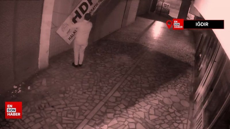 HDP İl Başkanlığı'nın tabelasını söküp, çöp konteynerine attı