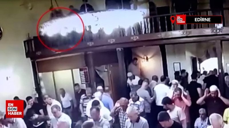 Edirne'de namaz kılan vatandaşın telefonu çalındı