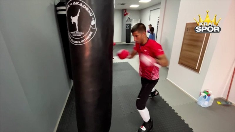 Kick boksta milli hayalini kilometrelerce yol katederek gerçek kıldı