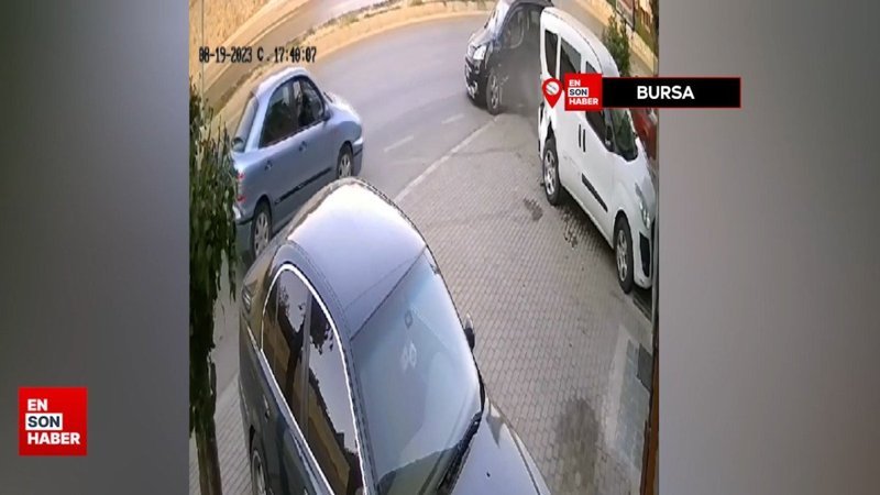 Bursa'da virajı alamayan sürücü park halindeki 3 araca çarptı